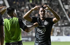 Alex Franco, jugador de Olimpia, celebra un gol en el partido frente a Nacional por la cuarta fecha del torneo Apertura 2026 de la Primera División de Paraguay en el estadio Arsenio Erico, en Asunción, Paraguay.