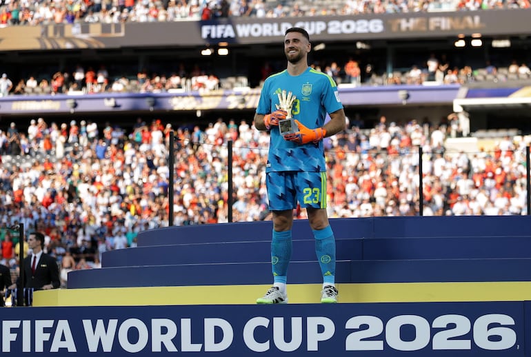 El guardameta Unai Simón de España posa con el Guante de Oro como mejor arquero del torneo luego del partido final de la Copa Mundial de la FIFA 2026 entre España y Argentina, en Nueva Jersey, Estados Unidos.