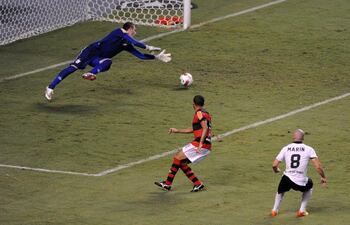 Acción del gol de Vladimir Marín al Flamengo en 2012.