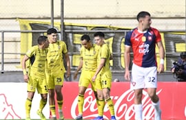 Los jugadores de Recoleta FC celebran un gol frente a Cerro Porteño, festeja un gol de penal en el partido frente a Recoleta FC por la fecha 19 del torneo Apertura 2026 de la Primera División de Paraguay en el estadio Arsenio Erico, en Asunción, Paraguay.
