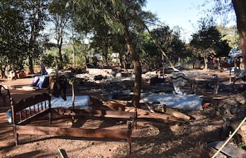 La vivienda afectada quedó completamente consumida por el incendio
