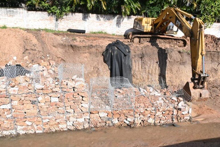 Colocación de gaviones en el cause del arroyo Santo Domingo, en el tramo entre las calles Soldado Desconocido y Juan XXIII. Fotografías compartidas por la Municipalidad de Asunción.