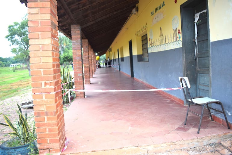 Escuela Melaniza Zarza de Ramírez, en Aguai’y, en riesgo de derrumbe; la Municipalidad no tiene recursos para su reparación.