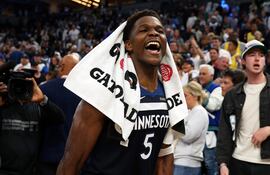 La gran figura de los Minnesota Timberwolves Anthony Edwards (23 años) se ríe y festeja el triunfo de su equipo que se puso 3-1 arriba en la serie.