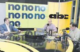 El senador colorado Arnaldo Samaniego (izq.) estuvo ayer a la mañana en ABC.