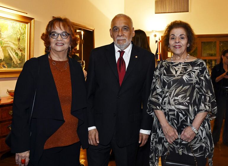 Verónica Torres, Ticio Escobar y Ada Verna.