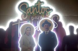 Fotografía del médico José Gregorio Hernández (d) y la religiosa Carmen Rendiles durante el anuncio de su canonización este domingo, en Caracas (Venezuela).