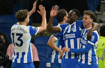 El delantero inglés del Brighton, Danny Welbeck (2do desde la derecha), celebra con sus compañeros tras anotar el tercer gol durante el partido de fútbol de la Premier League inglesa entre el Brighton and Hove Albion y el Chelsea en el American Express Community Stadium en Brighton.