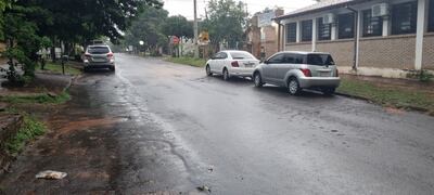 La capital de Misiones amaneció con fuertes lluvias y descargas eléctricas, aunque sin reportes de daños hasta el momento.