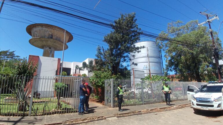 La Essap de Coronel Oviedo sigue utilizando el antiguo tranque de más de 35 años de antigüedad para proveer agua a la ciudad. A la derecha se observa el costoso tanque no se utiliza.