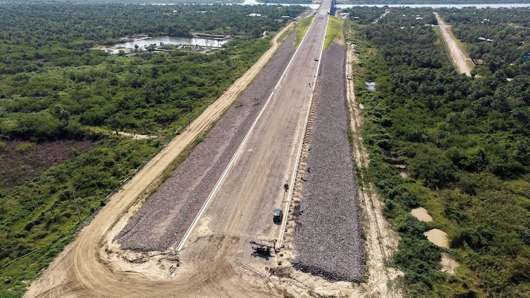 Vista aérea de carretera en construcción en la bioceanica
