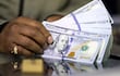 La cotización de la divisa estadounidense sigue en descenso frente al guaraní, y hoy cerró en G. 5.970 en el cambio interbancario. EFE/ Gabriel Márquez