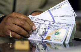 La cotización de la divisa estadounidense sigue en descenso frente al guaraní, y hoy cerró en G. 5.970 en el cambio interbancario. EFE/ Gabriel Márquez