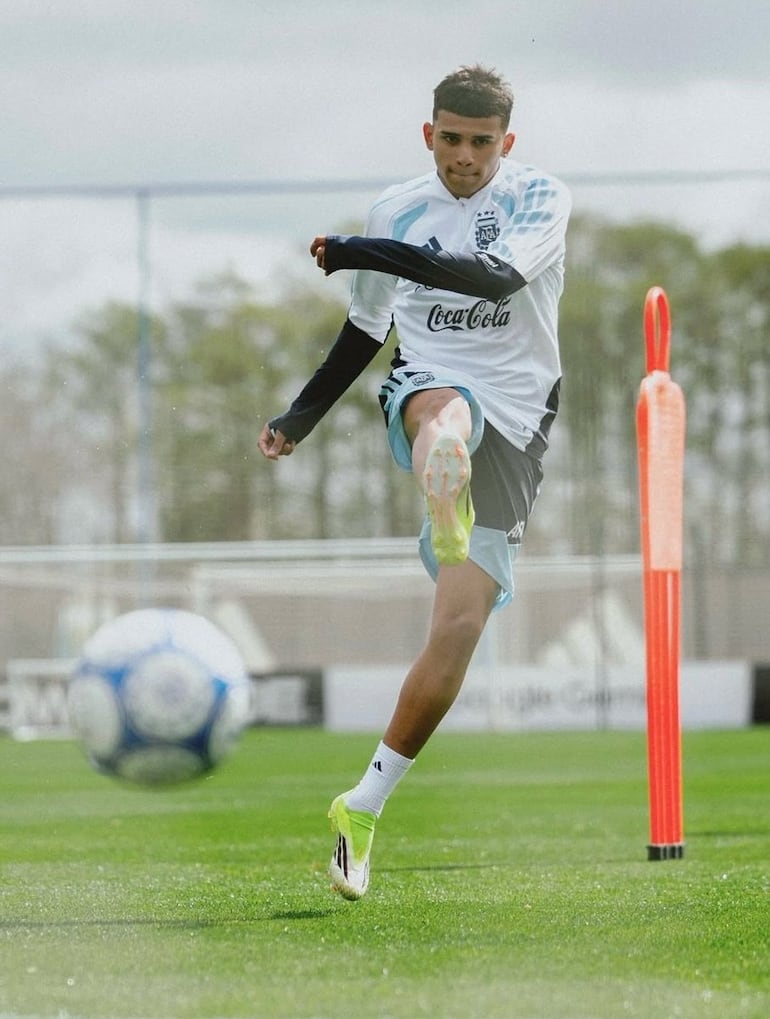 Leonel Benjamín Flores (19 años), delantero de la selección argentina.
