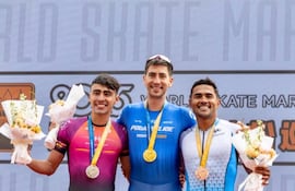 Julio César Mirena (d) feliz en el podio que consiguió en Shangái.