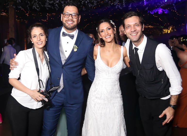 Los recién casados con Mauricio Gennaro.