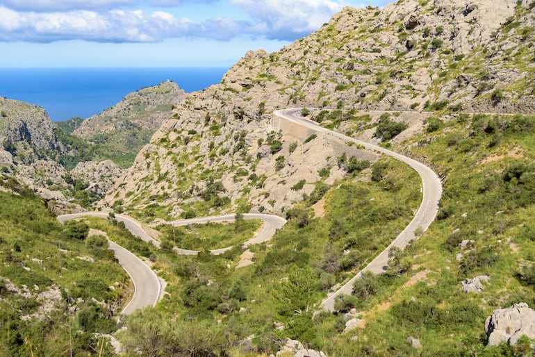 Sinuoso camino de montaña, paisaje rocoso de la sierra de Tramuntana en Mallorca. Islas Baleares, España.