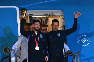 Lionel Messi (izquierda) y Lionel Scaloni, campeones del mundo con Argentina en Qatar 2022.