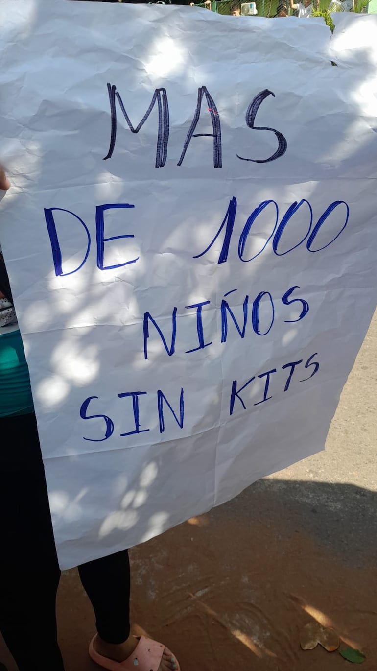Cartel de protesta en la escuela  Paz del Chaco.