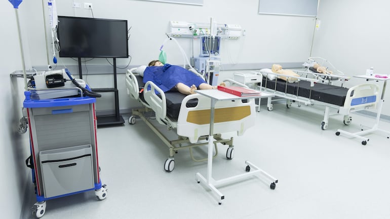 Los alumnos reciben formación médica basada en simulación clínica avanzada y entornos que replican la complejidad real del sistema de salud.