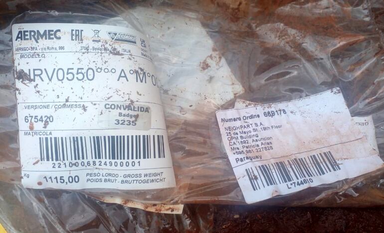 Etiqueta cubierta de barro de uno de los enfriadores  modulares para el área de quirófano.