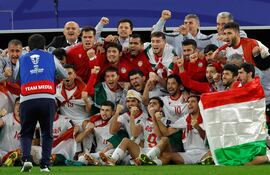 Los jugadores de la selección de Tayikistán posan para la foto luego de conseguir la clasificación a cuartos de final de la Copa de Asia, que se disputa actualmente en Qatar.