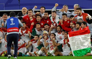 Los jugadores de la selección de Tayikistán posan para la foto luego de conseguir la clasificación a cuartos de final de la Copa de Asia, que se disputa actualmente en Qatar.