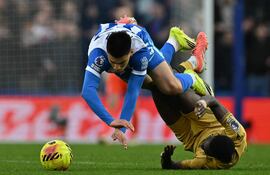 El centrocampista paraguayo #25 del Brighton, Diego Gómez (izq.), compite con el centrocampista senegalés #07 del Crystal Palace, Ismaila Sarr (der.), durante el partido de la Premier League inglesa entre el Brighton and Hove Albion y el Crystal Palace en el American Express Community Stadium de Brighton, sur de Inglaterra, el 8 de febrero de 2026. (Foto de Glyn KIRK / AFP)