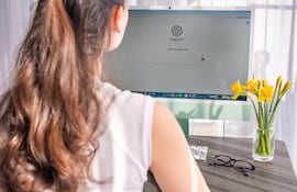 Mujer utiliza ChatGPT, imagen ilustrativa.