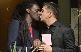 Carlos Álvarez Nazareno (i) y su pareja, Martín Canevaro, integrantes de la organización 100% Diversidad y Derechos, posan durante una entrevista en Buenos Aires.