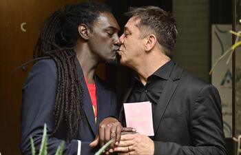 Carlos Álvarez Nazareno (i) y su pareja, Martín Canevaro, integrantes de la organización 100% Diversidad y Derechos, posan durante una entrevista en Buenos Aires.