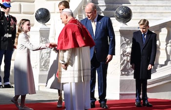 El Papa León XIV saluda a la princesita Gabriella en el Palacio del Príncipe en Mónaco. (EFE/EPA/ETTORE FERRARI)