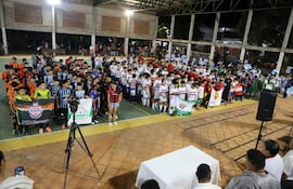 Las 10 delegaciones del certamen, en la jornada inaugural en Carapeguá. (Foto: Felipe Pintasilgo)