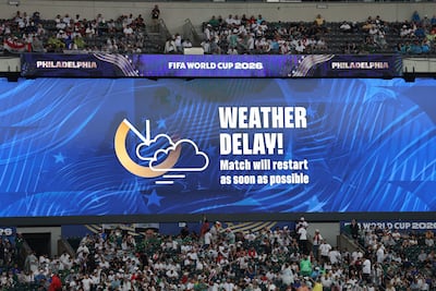 La pantalla anuncia la suspensión del partido entre Francia e Irak (3-0 para los galos) por condiciones climáticas en el estadio Lincoln Financial Field en Filadelfia (Estados Unidos).