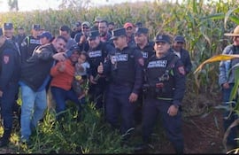 El pequeño Mathías junto a su padre y varios de los que participaron de la tarea de búsqueda y localización, en Pedro Juan Caballero.