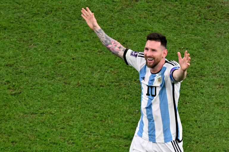 El argentino Lionel Messi celebra la conquista del Mundial Qatar 2022.