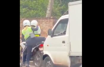 Momento en el que los agentes de la PMT se retiran con un paquete de mercaderías.