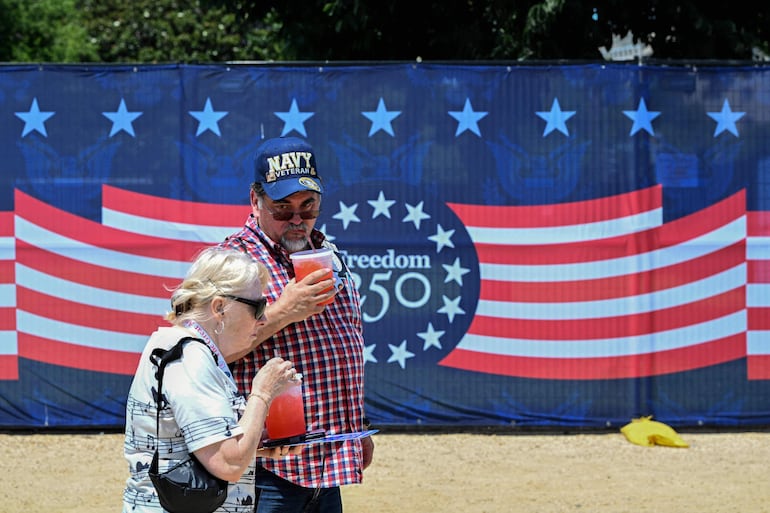 Personas asisten a la "Great American State Fair" en el National Mall de Washington D. C. el 30 de junio de 2026. La "Great American State Fair" es una exposición sobre las tradiciones, la gente y la cultura de Estados Unidos, organizada para celebrar el 250.º aniversario de la Declaración de Independencia del país
