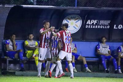 Las felicitaciones de Richar Candia (10) y César Salinas (22) para Marcos Sanabria, autor del segundo tanto de Pastoreo. (Foto: APF)