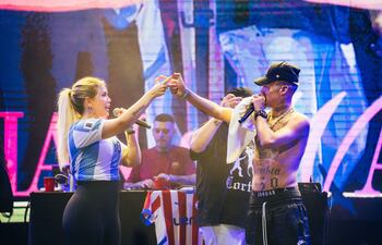 Wanda Nara y L-Gante juntos sobre el escenario del festival Cumbiasónico, que se realizó anoche en el SND Arena.