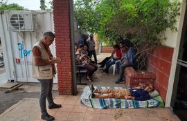 Funcionarios municipales de Ayolas se manifiestan para reclamar pago de siete meses de salarios atrasados.