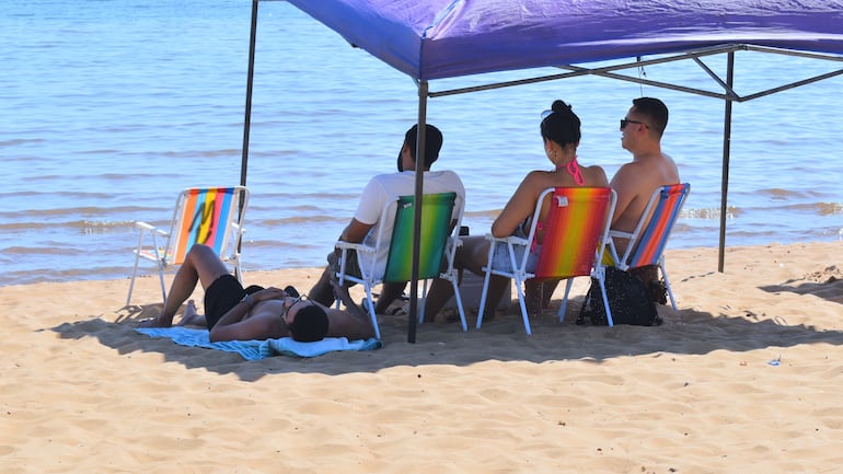 Turistas en la Playa San José de Encarnación durante el Viernes Santo.