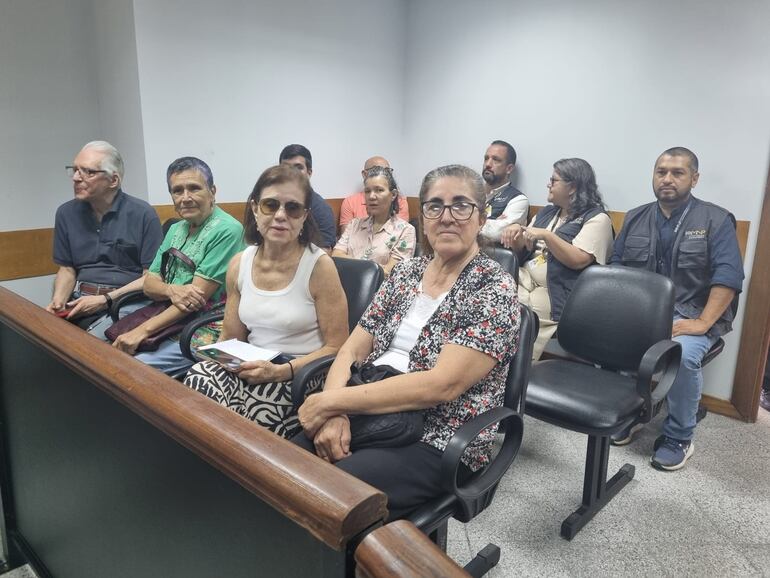 Familiares de Domingo Guzmán y otras personas, también víctimas de la dictadura stronista, así como Camilo Filartiga (i), Elba Nuñez (c) y Fabio Franco (d), representantes del Mecanimos Nacional de Prevención de la Tortura (MNP) participaron de la audiencia de juicio.