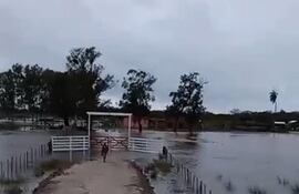 Una de las viviendas rodeada de agua de lluvia luego de las intensas precipitaciones registradas en la zona de Villa Franca.