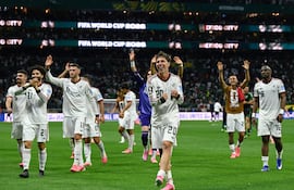 El defensor de México, Mateo Chávez, y sus compañeros de equipo celebran tras ganar el partido de fútbol del Grupo A de la Copa Mundial 2026 entre la República Checa y México en el Mexico City Stadium en la Ciudad de México.