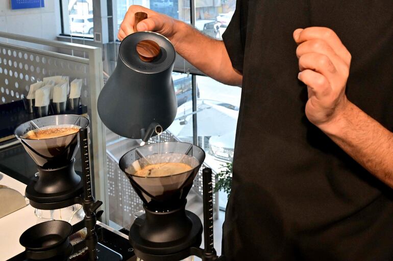El barista Serkan Sagsoz, cofundador de Julith Coffee, prepara el café Nido 7FC Panamá, que cuesta 3600 AED (alrededor de 980 dólares estadounidenses), en su cafetería de Dubái el 30 de octubre de 2025.