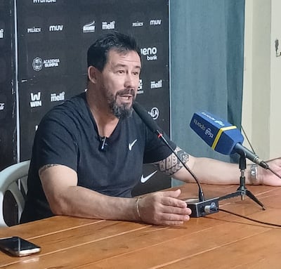 El entrenador de Olimpia, Pablo "Vitamina" Sánchez, hablando en conferencia de prensa, tras la victoria ante Recoleta FC en Itauguá.