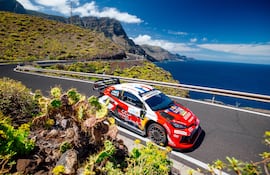 Una postal del Rally Islas Canarias, con el mar de fondo, el vencedor de la edición 2026, el francés Sebastién Ogier y el Toyota GR Yaris Rally1, del equipo nipón Toyota Gazoo Racing que hizo el 1-2-3-4 en España.
