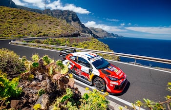 Una postal del Rally Islas Canarias, con el mar de fondo, el vencedor de la edición 2026, el francés Sebastién Ogier y el Toyota GR Yaris Rally1, del equipo nipón Toyota Gazoo Racing que hizo el 1-2-3-4 en España.