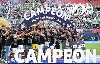 Los jugadores de Olimpia celebran con el título de campeón de la conquista del torneo Apertura 2026 de la Primera División de Paraguay en el estadio Defensores del Chaco, en Asunción, Paraguay.